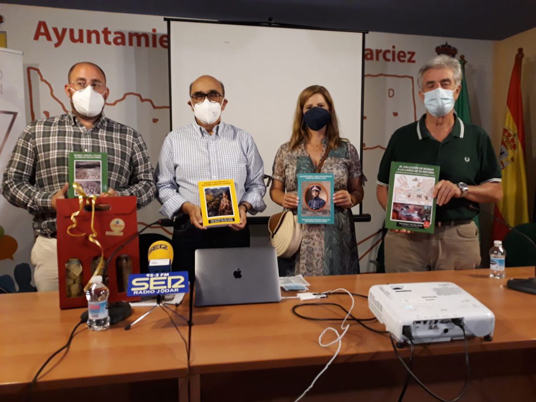 Los participantes en la presentación muestran algunas de las publicaciones de José Manuel Troyano Viedma, segundo por la izquierda Los participantes en la presentación muestran algunas de las publicaciones de José Manuel Troyano Viedma, segundo por la izquierda
