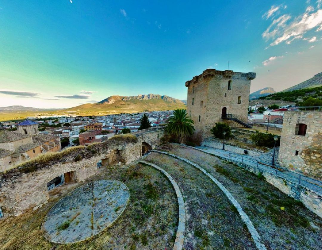 Plaza de Armas del Castillo de Jódar, donde se desarrollarán las actividades de la Ruta de los Castillos y las Batallas Plaza de Armas del Castillo de Jódar, donde se desarrollarán las actividades de la Ruta de los Castillos y las Batallas