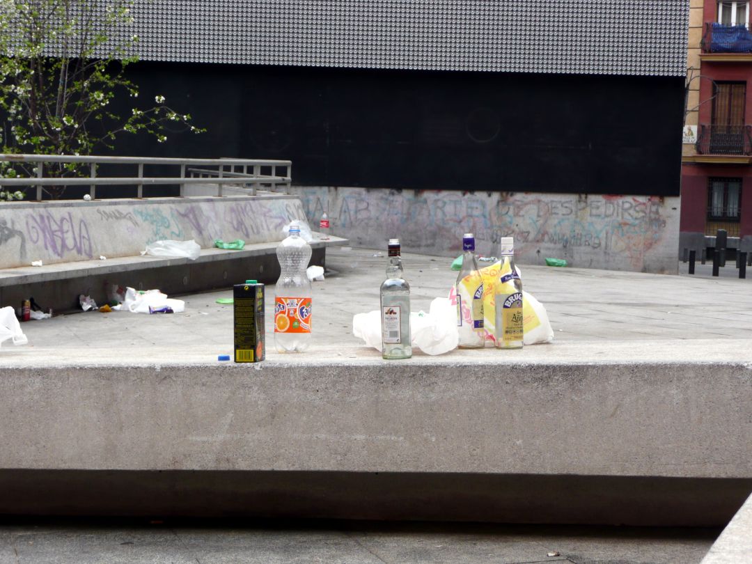 Restos de botellón en las calles Restos de botellón en las calles