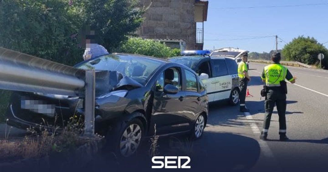 Un conductor que quintuplicaba la tasa de alcohol sufre un accidente de tráfico en Redondela. Guardia Civil. Un conductor que quintuplicaba la tasa de alcohol sufre un accidente de tráfico en Redondela. Guardia Civil.