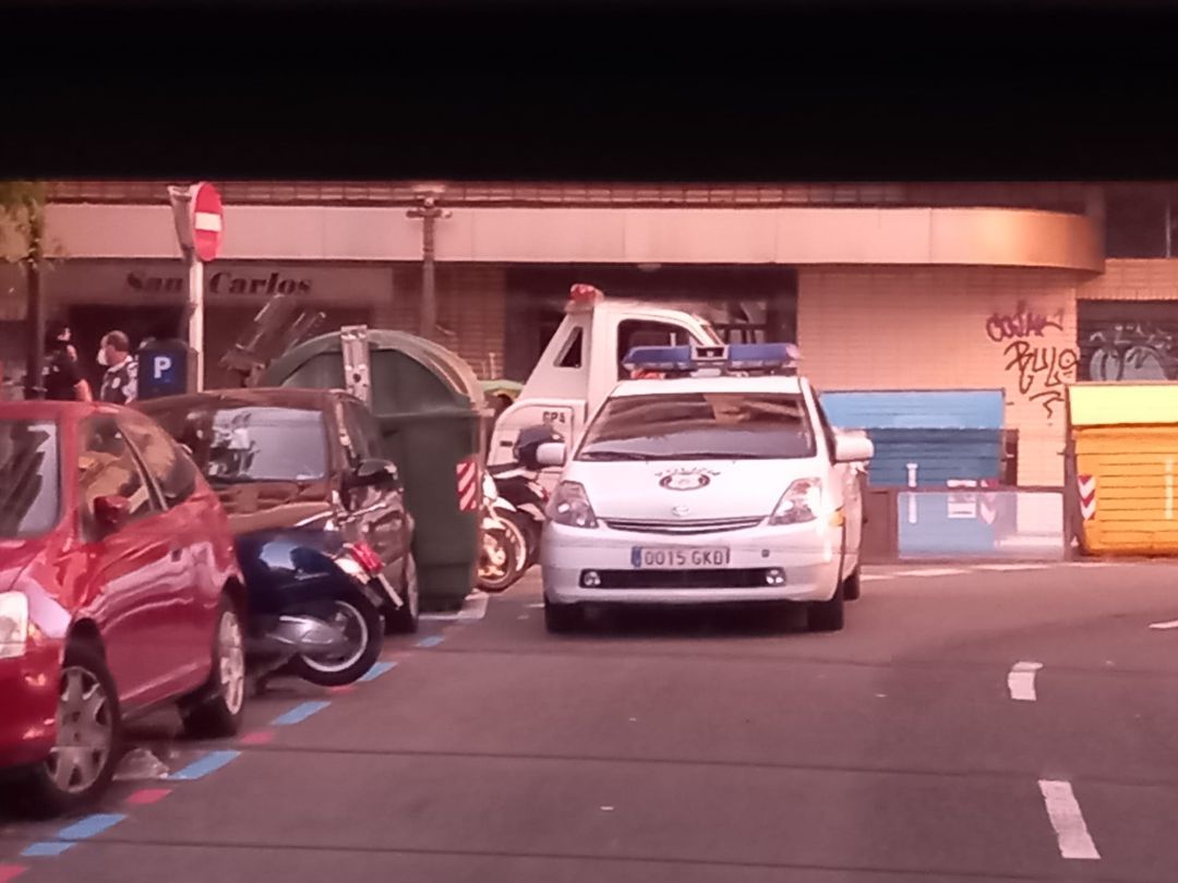 Coche patrulla de la Guardia Municipal de San Sebastián en el entorno donde se ha detenido a Ruiz, junto a una grúa que ha retirado el Seat León que había robado el hombre a primera hora del jueves Coche patrulla de la Guardia Municipal de San Sebastián en el entorno donde se ha detenido a Ruiz, junto a una grúa que ha retirado el Seat León que había robado el hombre a primera hora del jueves