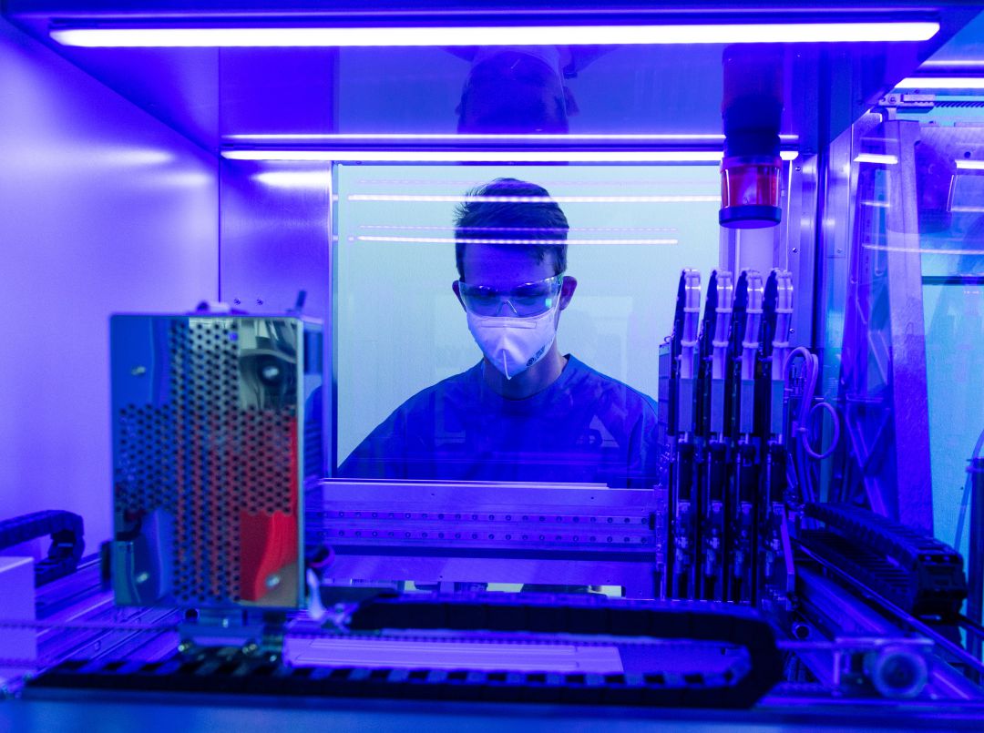 Un técnico trabaja en un laboratorio con muestras PCR. Un técnico trabaja en un laboratorio con muestras PCR.