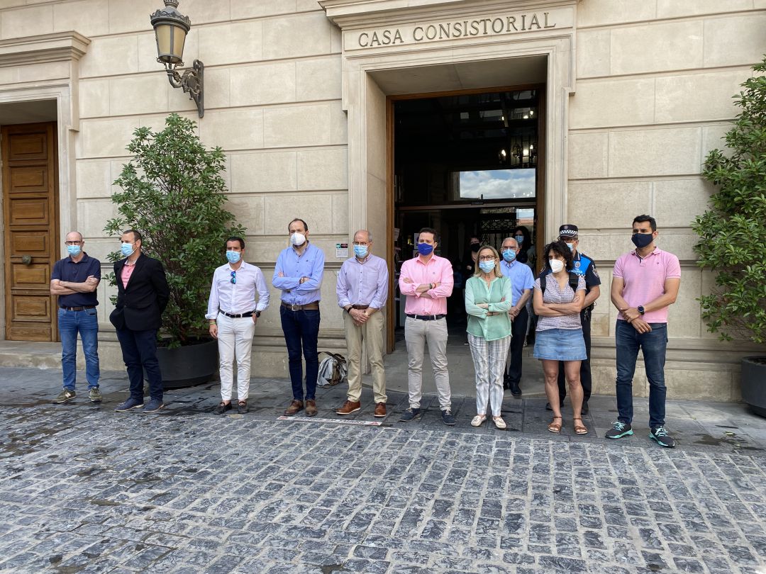 Miembros de la Corporación Municipal del Ayuntamiento de Tudela junto al alcade de Murchante en la concentración de este jueves Miembros de la Corporación Municipal del Ayuntamiento de Tudela junto al alcade de Murchante en la concentración de este jueves
