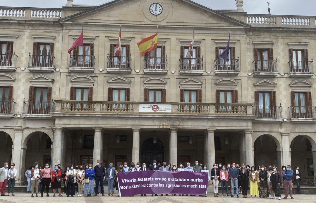 Concentración de los grupos municipales frente al Ayuntamiento de Vitoria-Gasteiz. Concentración de los grupos municipales frente al Ayuntamiento de Vitoria-Gasteiz.