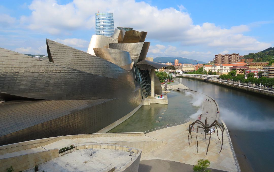 El Museo Guggenheim es una de las principales atracciones turísticas del país. El Museo Guggenheim es una de las principales atracciones turísticas del país.