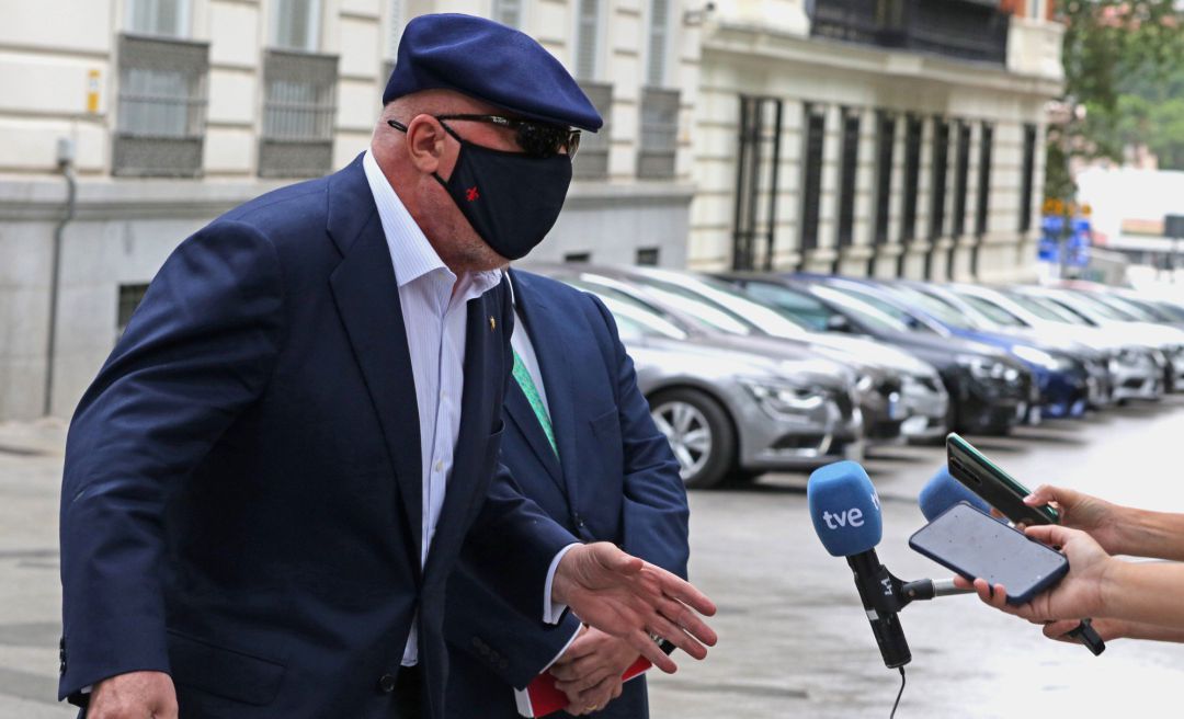 El comisario jubilado José Manuel Villarejo ofrece declaraciones a los medios de comunicación tras salir de la Audiencia Nacional para declarar en un juicio por una pieza del caso ‘Tándem’. El comisario jubilado José Manuel Villarejo ofrece declaraciones a los medios de comunicación tras salir de la Audiencia Nacional para declarar en un juicio por una pieza del caso ‘Tándem’.