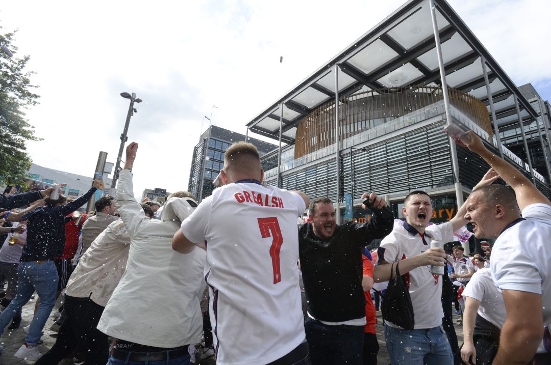 Aficionados ingleses celebran el pase de Inglaterra a la final de la Eurocopa Aficionados ingleses celebran el pase de Inglaterra a la final de la Eurocopa