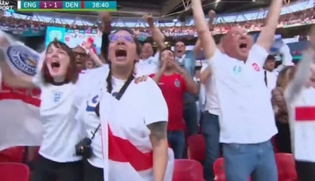 Nina Farooqi, aficionada despedida por ver el Inglaterra-Dinamarca Nina Farooqi, aficionada despedida por ver el Inglaterra-Dinamarca