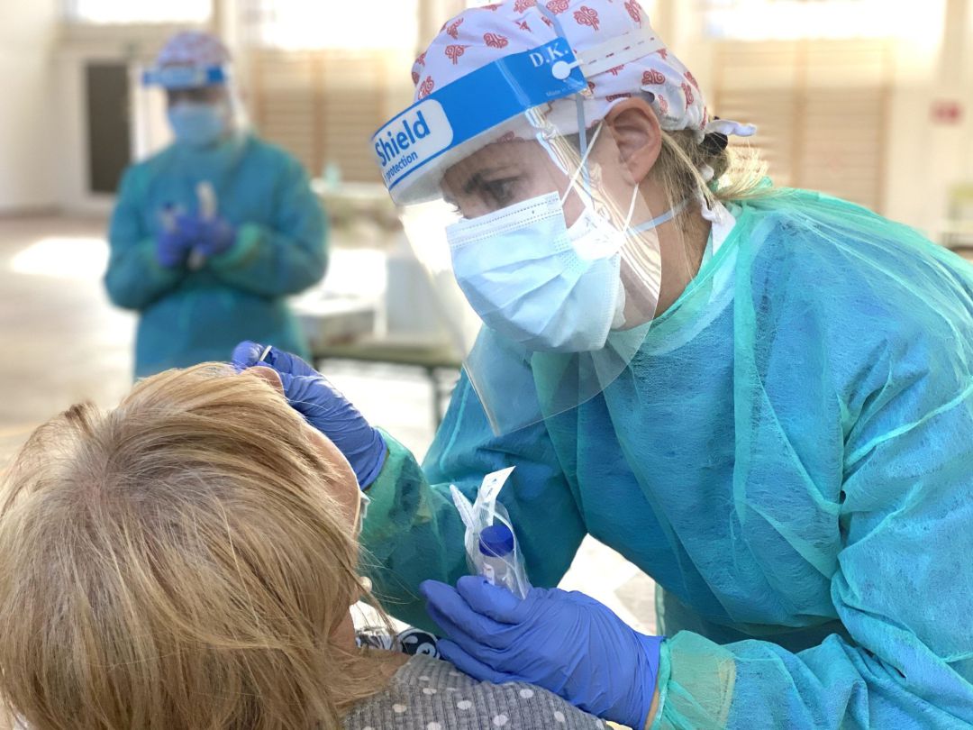 Un sanitario toma muestras para la realización de una prueba PCR Un sanitario toma muestras para la realización de una prueba PCR