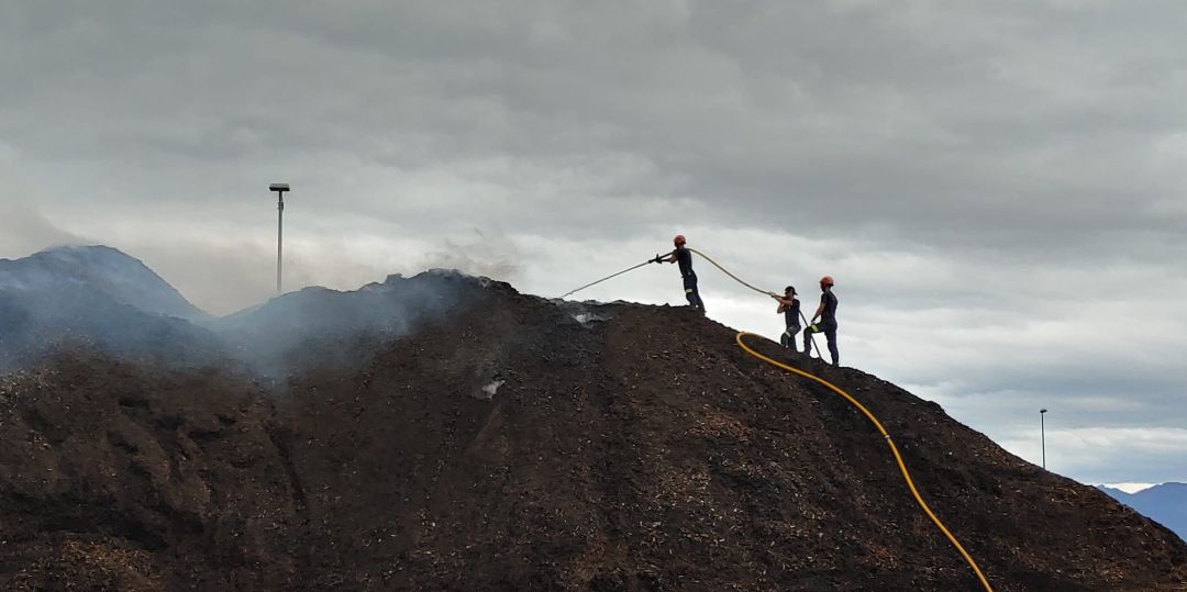 Los bomberos, durante la extinción Los bomberos, durante la extinción