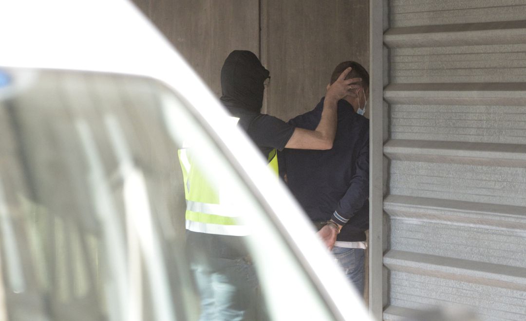 Un agente lleva arrestado a uno de los acusados para declarar como presunto autor de la paliza que causó la muerte a Samuel Luiz en A Coruña el pasado 3 de julio. Un agente lleva arrestado a uno de los acusados para declarar como presunto autor de la paliza que causó la muerte a Samuel Luiz en A Coruña el pasado 3 de julio.
