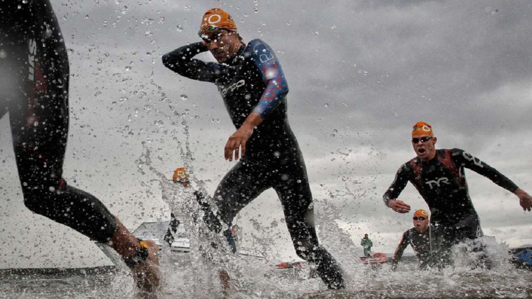 Momento de una prueba de triatlon Momento de una prueba de triatlon
