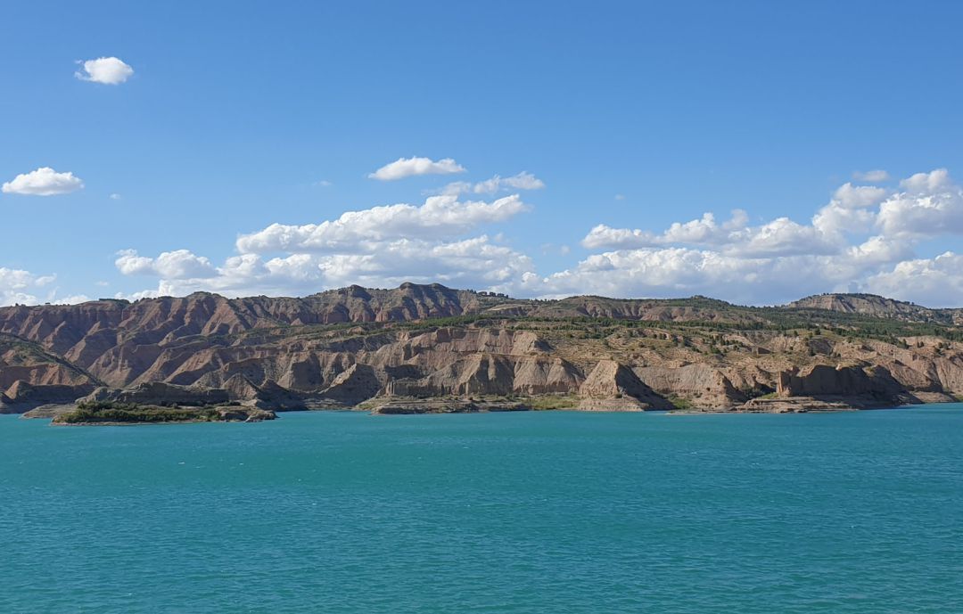 Espectaular paisaje del Geoparque de Granada, con los barrancos y montañas del paisaje de 'bad land' de la zona sobre el pantano del Negratín. Los cerros del fondo pertenecen al término de Cuevas del Campo. La imagen está tomada desde la 'playa' de Freila Espectaular paisaje del Geoparque de Granada, con los barrancos y montañas del paisaje de 'bad land' de la zona sobre el pantano del Negratín. Los cerros del fondo pertenecen al término de Cuevas del Campo. La imagen está tomada desde la 'playa' de Freila