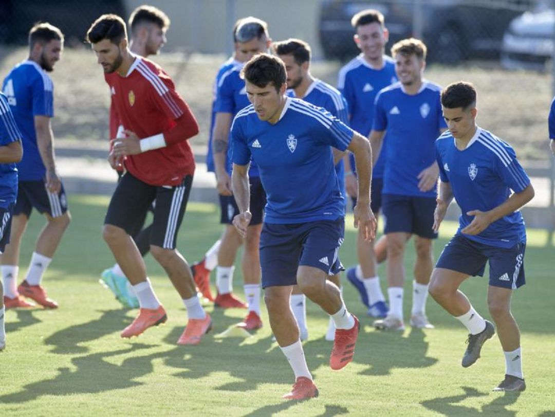 Alberto Zapater lidera los ejercicios físicos durante un entrenamiento Alberto Zapater lidera los ejercicios físicos durante un entrenamiento