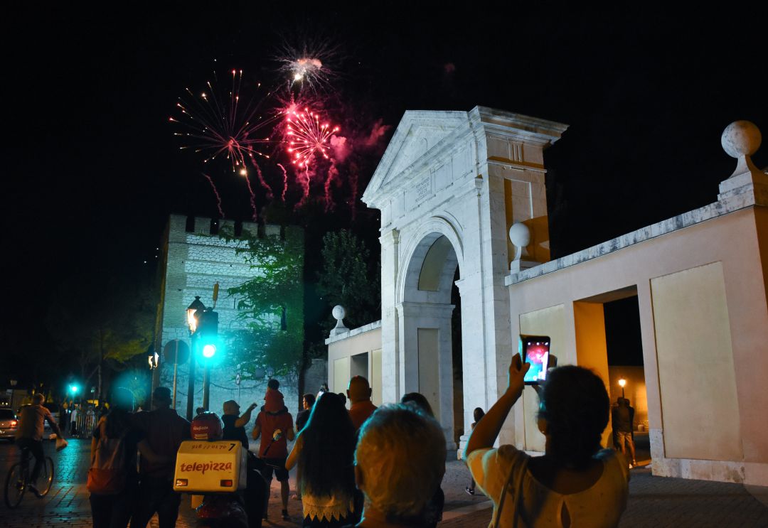Fuegos artificiales en Alcalá de Henares. Fuegos artificiales en Alcalá de Henares.