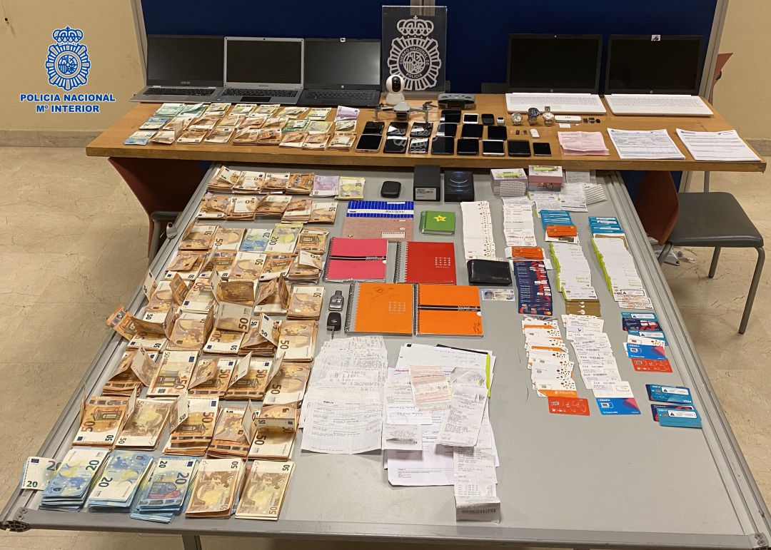 Los agentes han intervenido casi 75.000 euros en los cuatro resgistros realizados tanto en Coslada como en San Fernando. Los agentes han intervenido casi 75.000 euros en los cuatro resgistros realizados tanto en Coslada como en San Fernando.