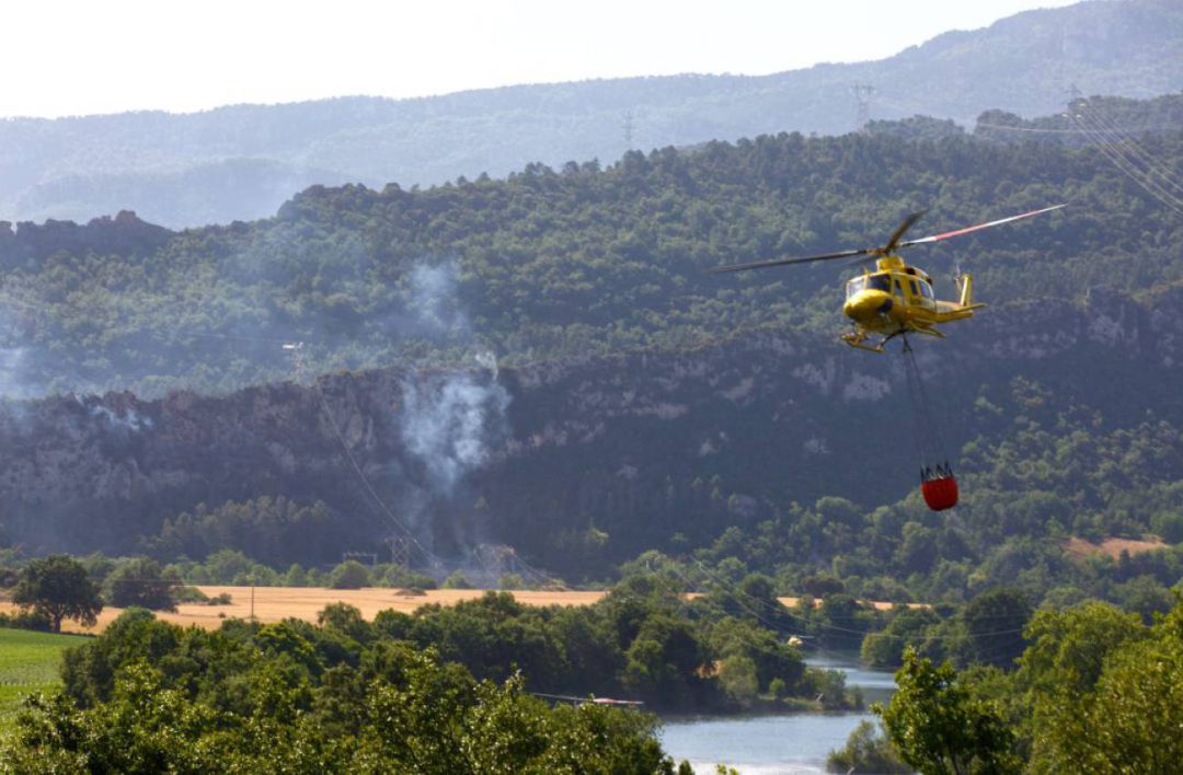 Un helicóptero participa en la extinción de una incendio en Lantarón en 2019 Un helicóptero participa en la extinción de una incendio en Lantarón en 2019