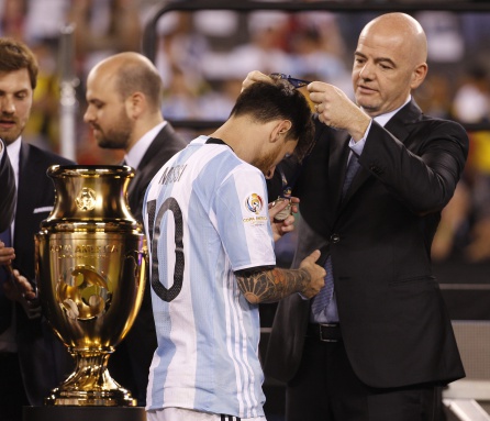 Leo Messi recibiendo la medalla de subcampeón de la Copa América de 2016 Leo Messi recibiendo la medalla de subcampeón de la Copa América de 2016
