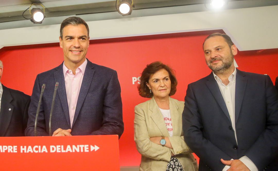 El presidente del Gobierno, Pedro Sánchez, junto a Carmen Calvo y José Luis Ábalos. El presidente del Gobierno, Pedro Sánchez, junto a Carmen Calvo y José Luis Ábalos.