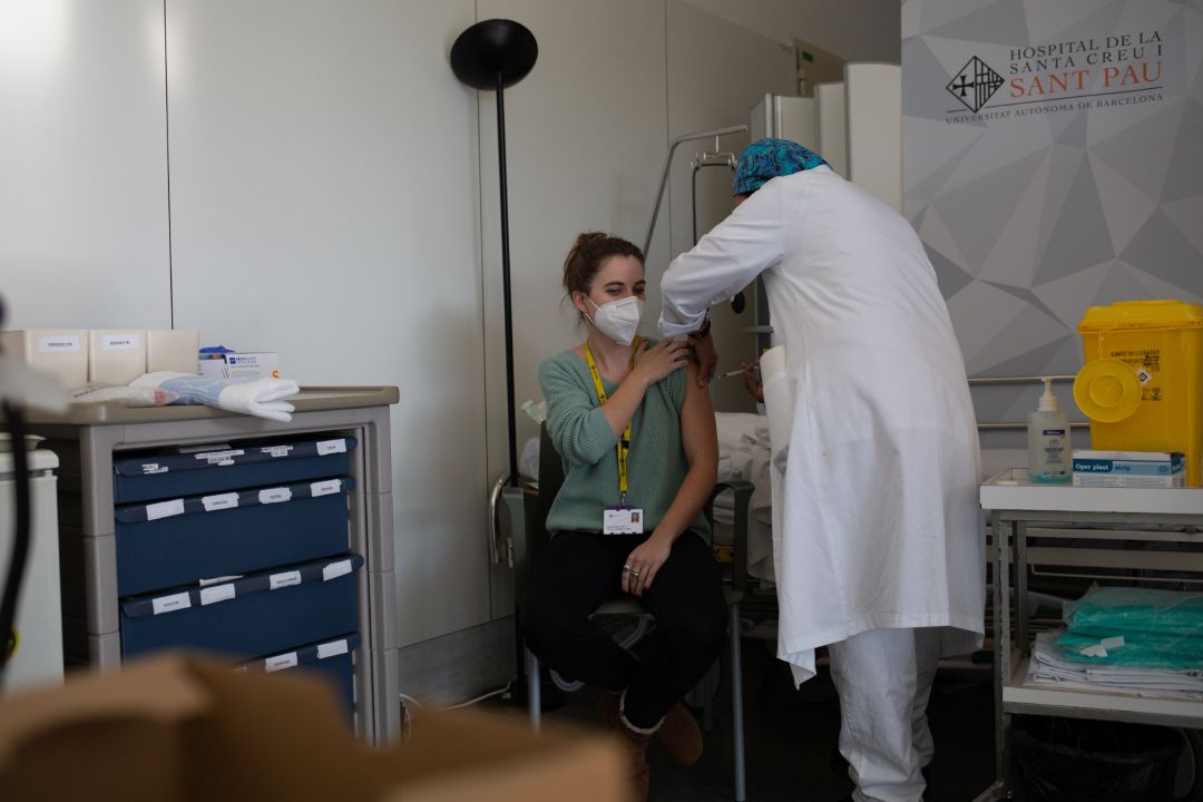 Una enfermera vacuna a un profesional sanitario con la vacuna de Pfizer-BioNtech contra el COVID-19 Una enfermera vacuna a un profesional sanitario con la vacuna de Pfizer-BioNtech contra el COVID-19