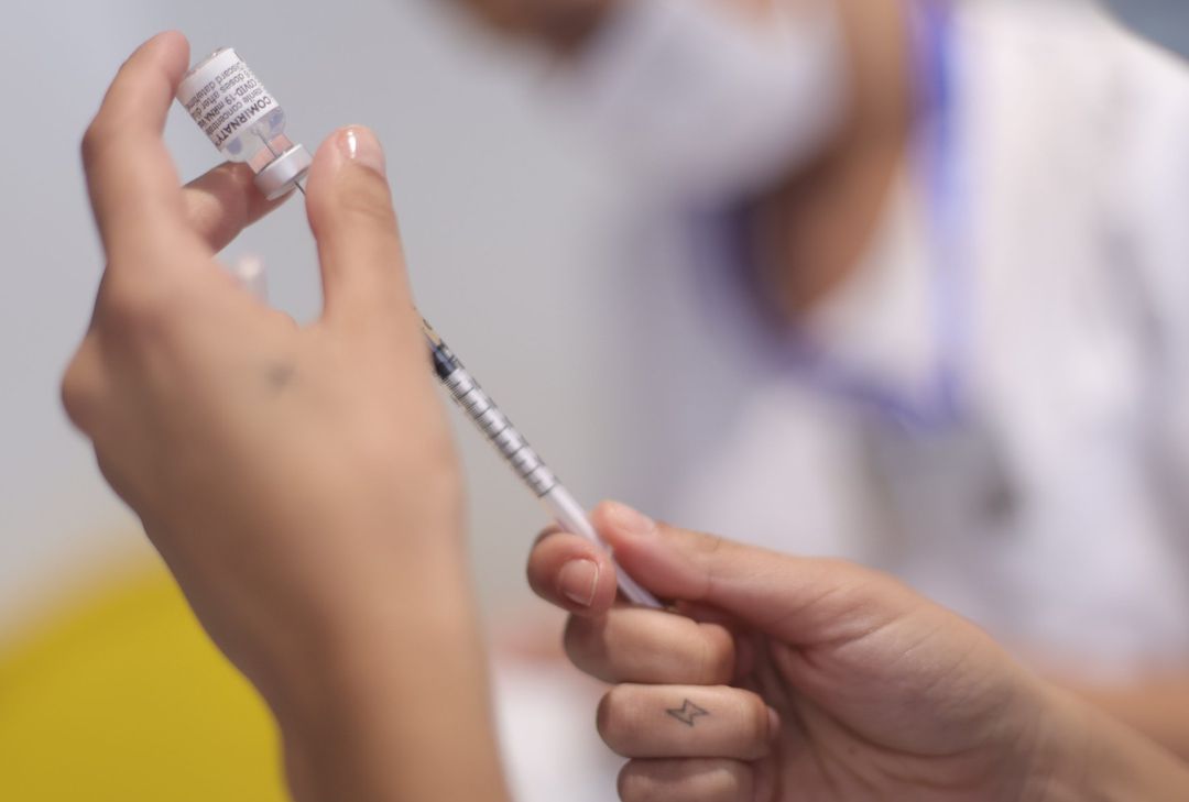 Una sanitaria recarga una dosis de la vacuna contra el covid-19 Una sanitaria recarga una dosis de la vacuna contra el covid-19