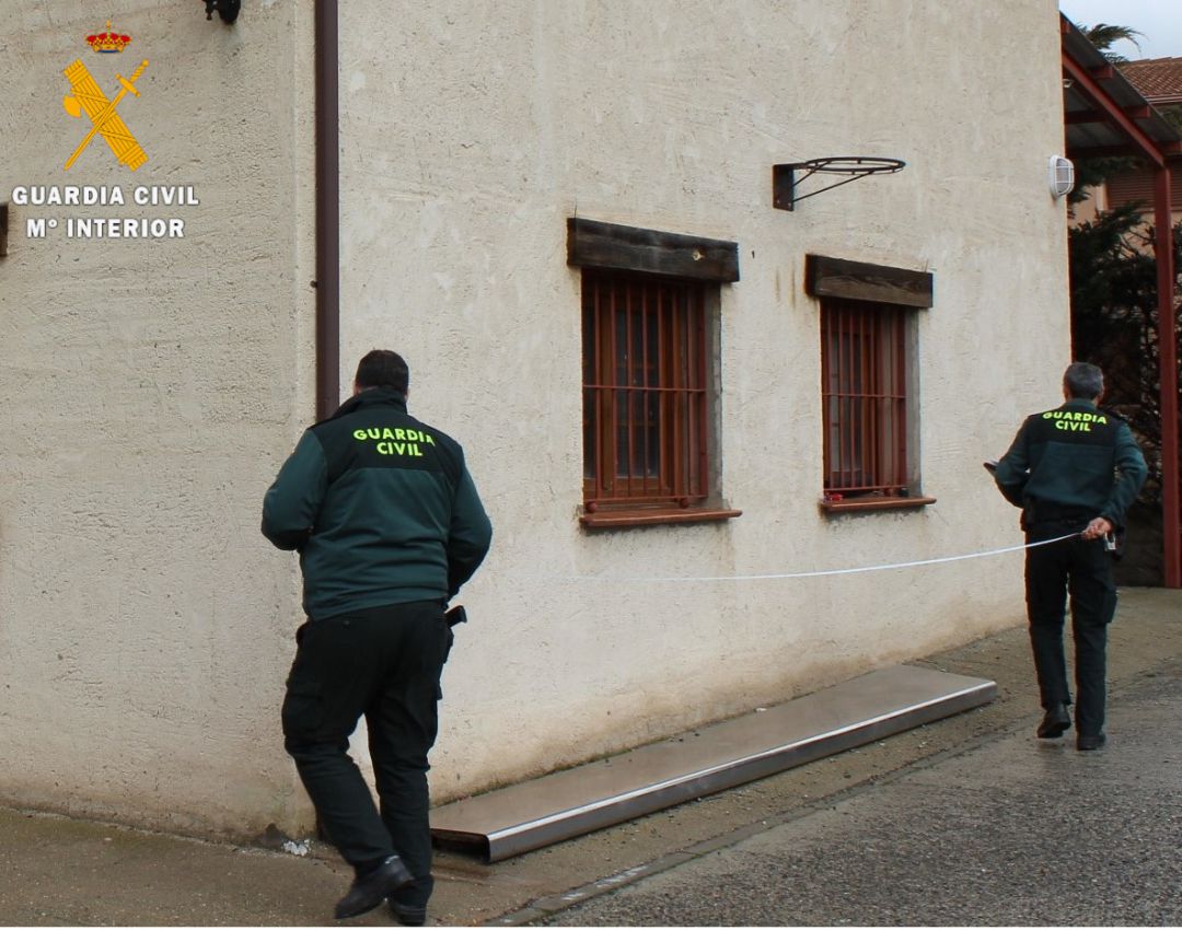 Agentes de la Guardia Civil evaluan la construcción presuntamente ilegal Agentes de la Guardia Civil evaluan la construcción presuntamente ilegal