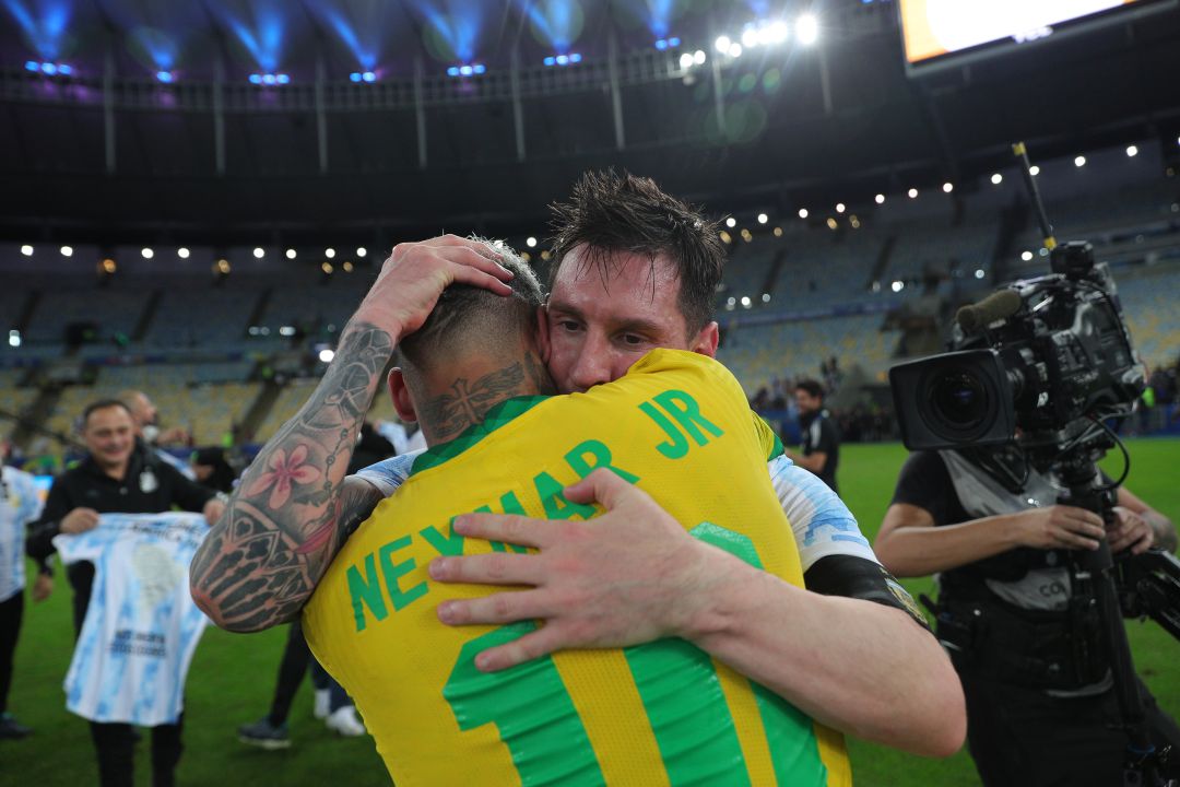 Abrazo entre Neymar y Messi tras la final de la Copa América 2021 Abrazo entre Neymar y Messi tras la final de la Copa América 2021