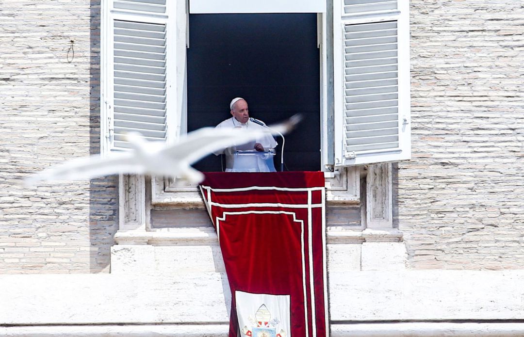 El papa Francisco recita la oración del Angelus desde la ventana de su estudio, este domingo, en la plaza de San Pedro del Vaticano. El papa Francisco recita la oración del Angelus desde la ventana de su estudio, este domingo, en la plaza de San Pedro del Vaticano.