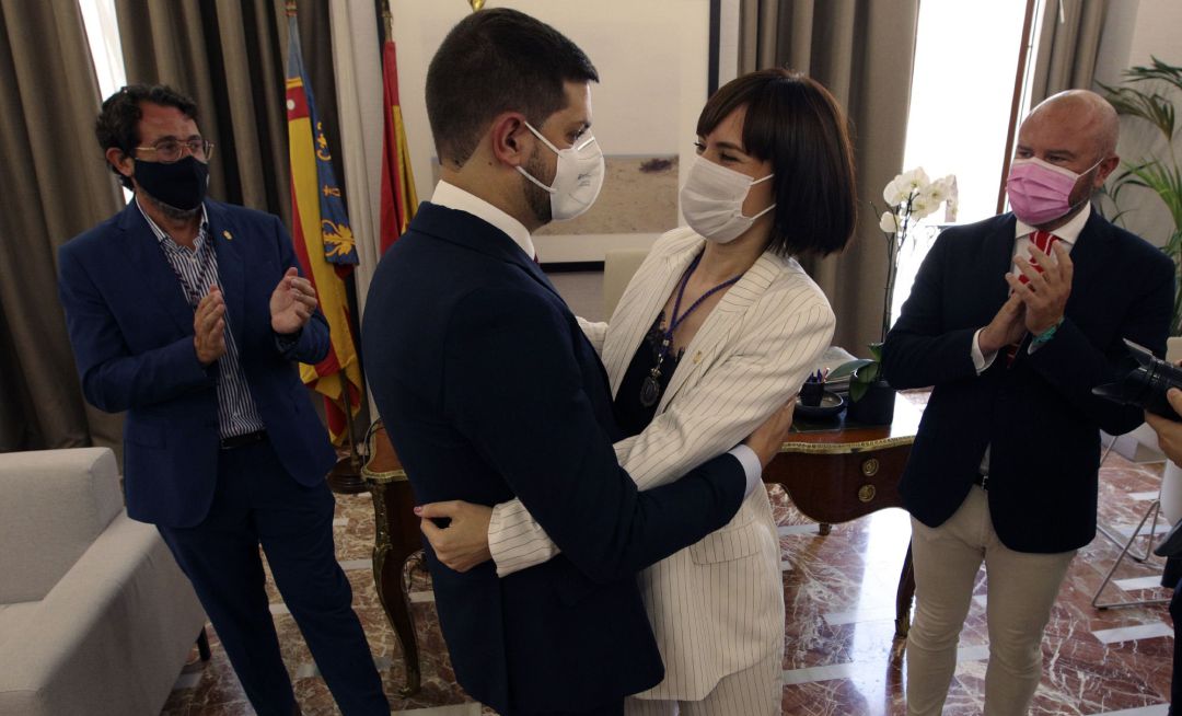 La nueva ministra de Ciencia e Innovación, Diana Morant, se despide de sus compañeros al inicio de las dos sesiones plenarias extraordinarias y urgentes para el relevo de la alcaldía de Gandía. La nueva ministra de Ciencia e Innovación, Diana Morant, se despide de sus compañeros al inicio de las dos sesiones plenarias extraordinarias y urgentes para el relevo de la alcaldía de Gandía.