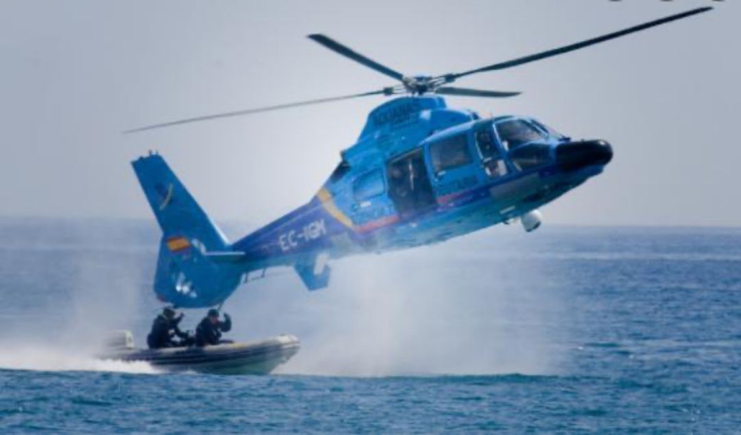 Helicóptero de SVA durante una persecución en aguas del Estrecho Helicóptero de SVA durante una persecución en aguas del Estrecho