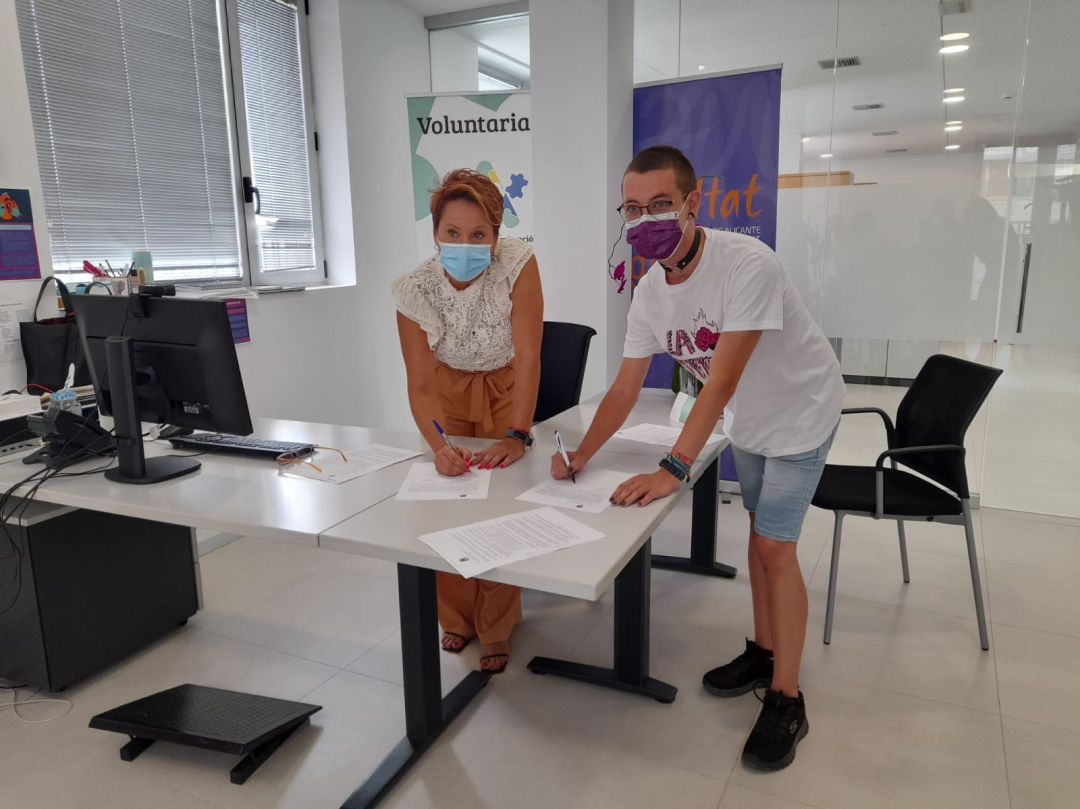Firma del convenio entre la concejala de Juventud, María Conejero y el Consell de la Joventut d'Alacant Firma del convenio entre la concejala de Juventud, María Conejero y el Consell de la Joventut d'Alacant