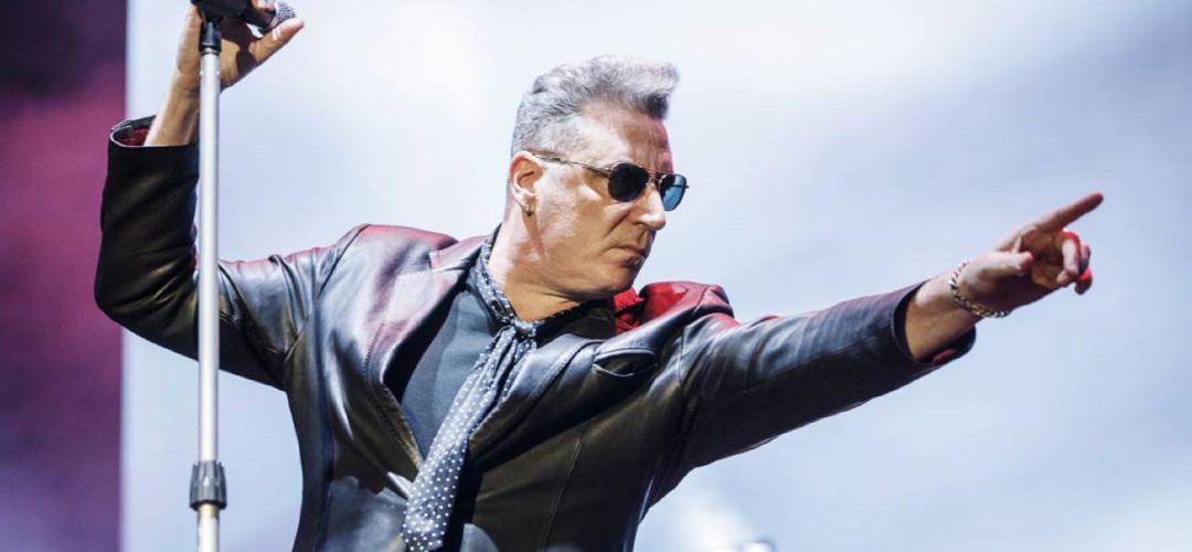 Loquillo en uno de sus conciertos. Loquillo en uno de sus conciertos.
