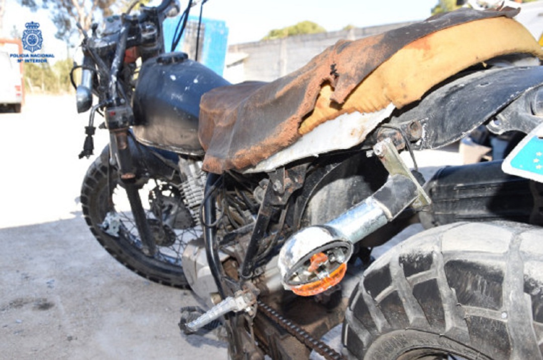 La moto salió despedida de la carretera. La moto salió despedida de la carretera.
