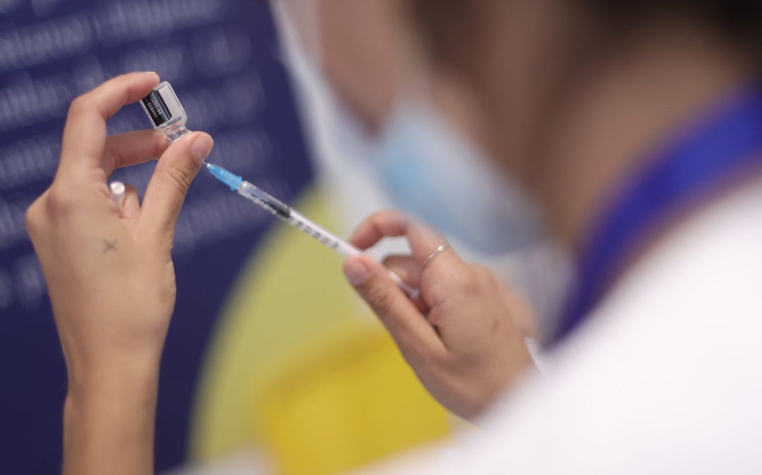 Una sanitaria recarga una dosis de la vacuna contra la COVID-19 Una sanitaria recarga una dosis de la vacuna contra la COVID-19