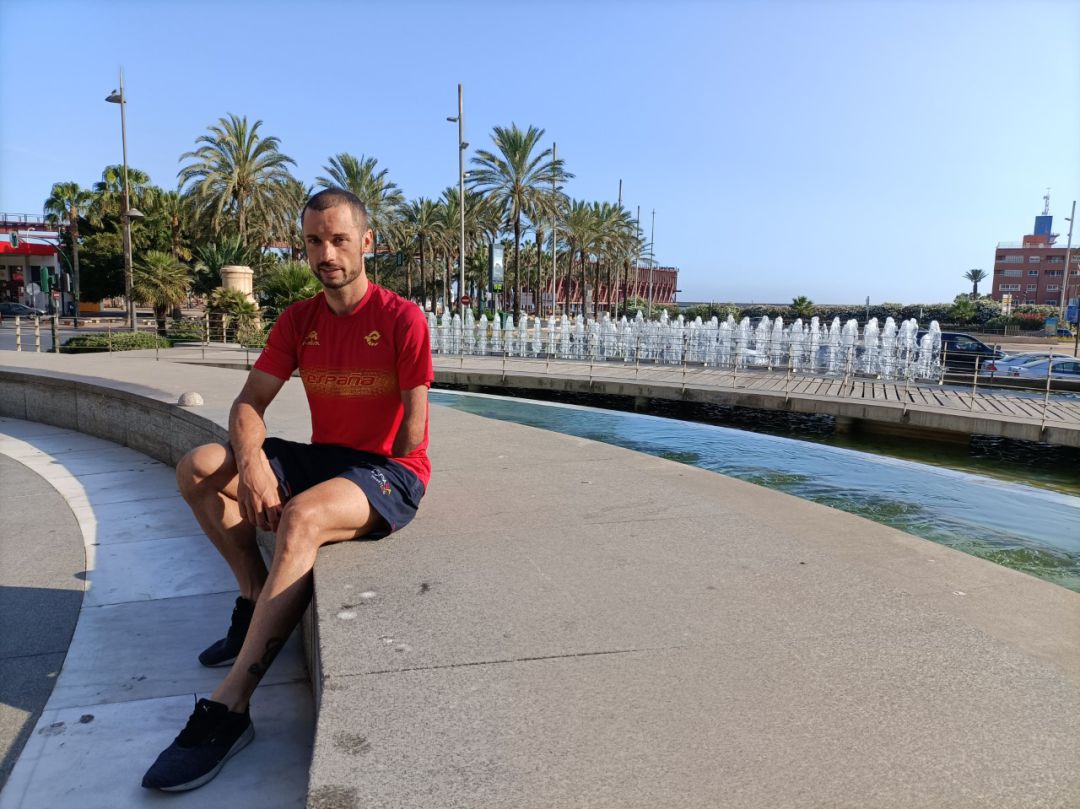 Jairo Ruiz posando en Almería con el Cable Inglés de fondo. Jairo Ruiz posando en Almería con el Cable Inglés de fondo.
