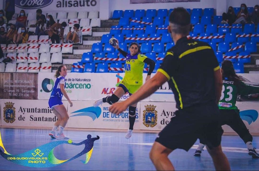 Isaura lanzando a puerta con la camiseta de su anterior equipo, el CB Pereda. Isaura lanzando a puerta con la camiseta de su anterior equipo, el CB Pereda.