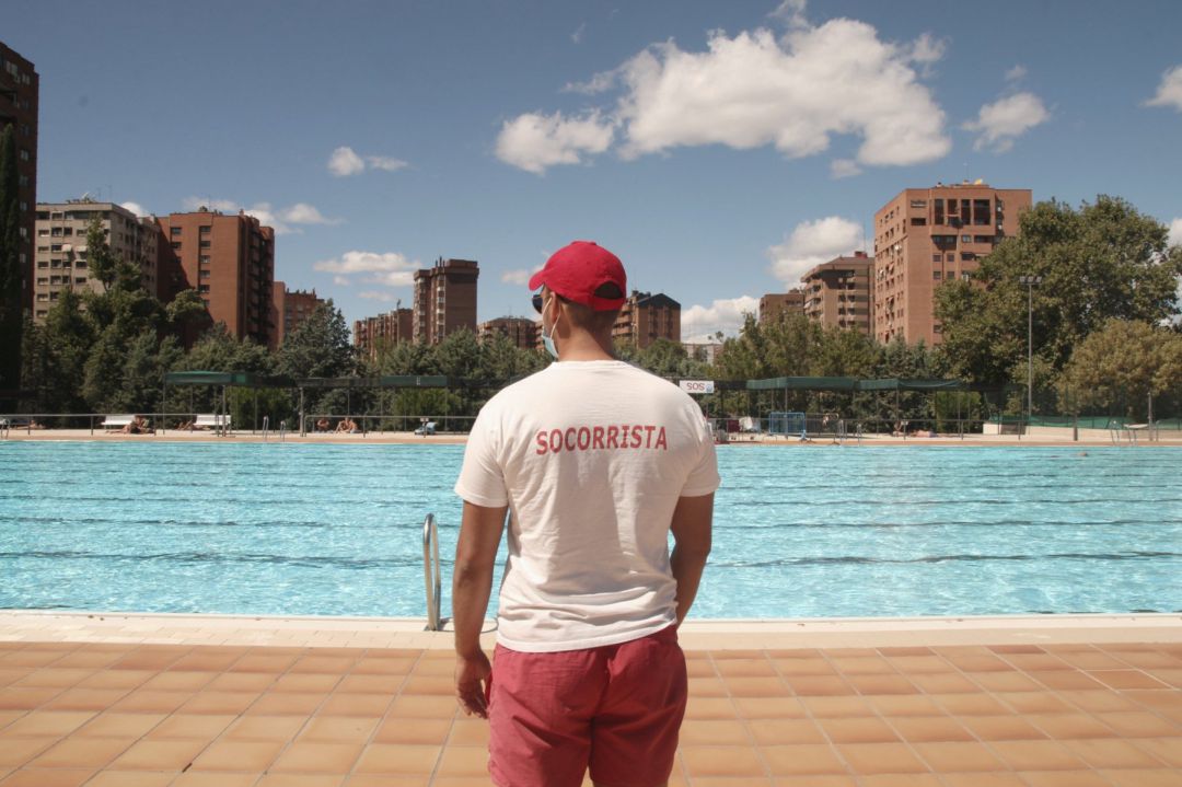 Un socorrista vigila una piscina Un socorrista vigila una piscina