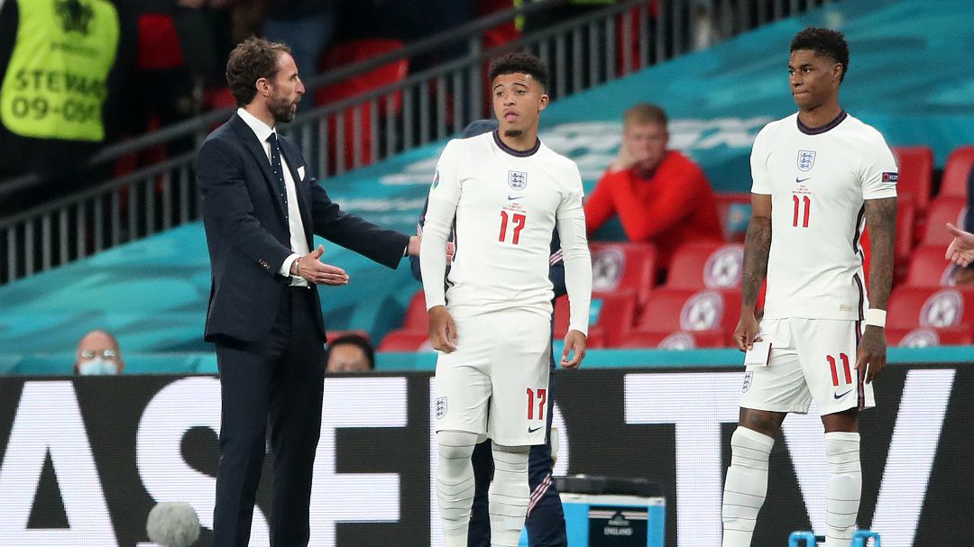 Sancho y Rashford se preparan para entrar al terreno de juego en los últimos minutos de la prórroga, ante las instrucciones de Southgate Sancho y Rashford se preparan para entrar al terreno de juego en los últimos minutos de la prórroga, ante las instrucciones de Southgate