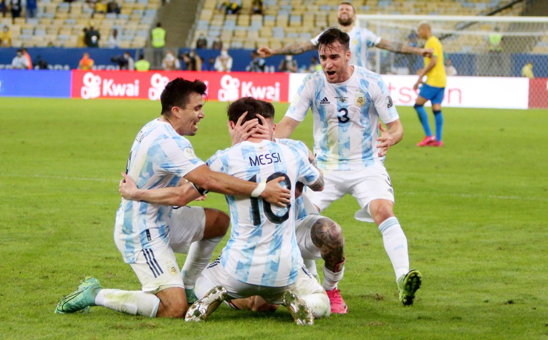 Leo Messi celebra la victoria junto a sus compañeros. Leo Messi celebra la victoria junto a sus compañeros.