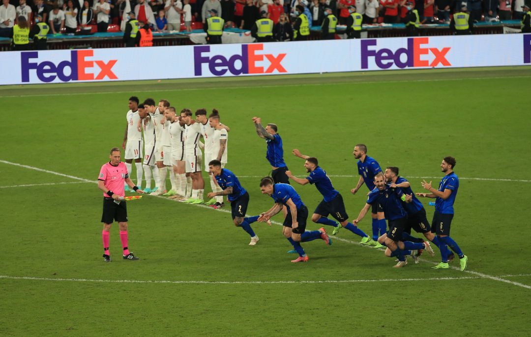 Italia se impone a Inglaterra en los penaltis. Italia se impone a Inglaterra en los penaltis.