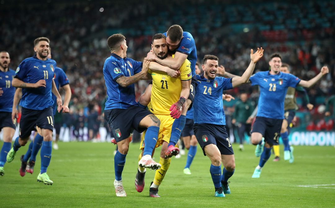 Italia se vuelca sobre Donnarumma tras parar el penalti que les hace campeones Italia se vuelca sobre Donnarumma tras parar el penalti que les hace campeones