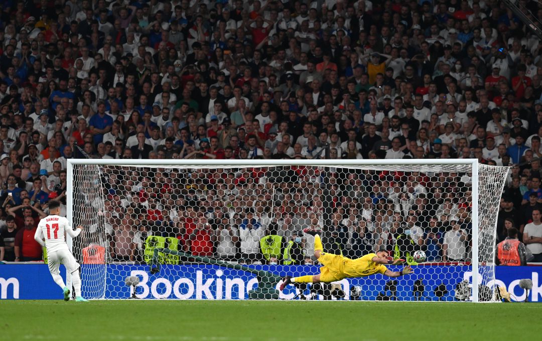 Aluvión de insultos racistas hacia Saka, Rashford y Sancho tras fallar en la tanda de penaltis ante Italia Aluvión de insultos racistas hacia Saka, Rashford y Sancho tras fallar en la tanda de penaltis ante Italia