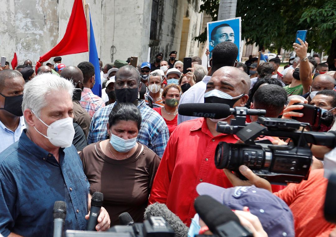 Díaz-Canel instó a sus partidarios a salir a las calles listos para el "combate", como respuesta a las protestas pacíficas espontáneas surgidas este domingo contra su Gobierno en diferentes puntos del país. Díaz-Canel instó a sus partidarios a salir a las calles listos para el "combate", como respuesta a las protestas pacíficas espontáneas surgidas este domingo contra su Gobierno en diferentes puntos del país.