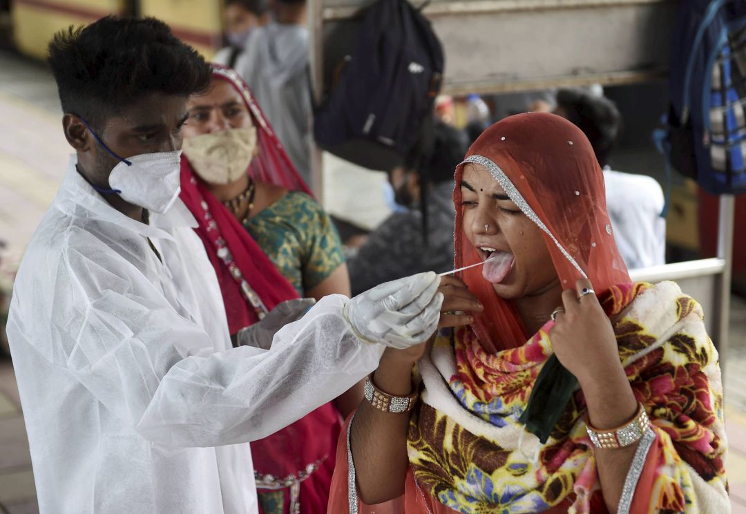 Un sanitario realiza un test contra el COVID-19 en una estación de trenes en Mumbai Un sanitario realiza un test contra el COVID-19 en una estación de trenes en Mumbai