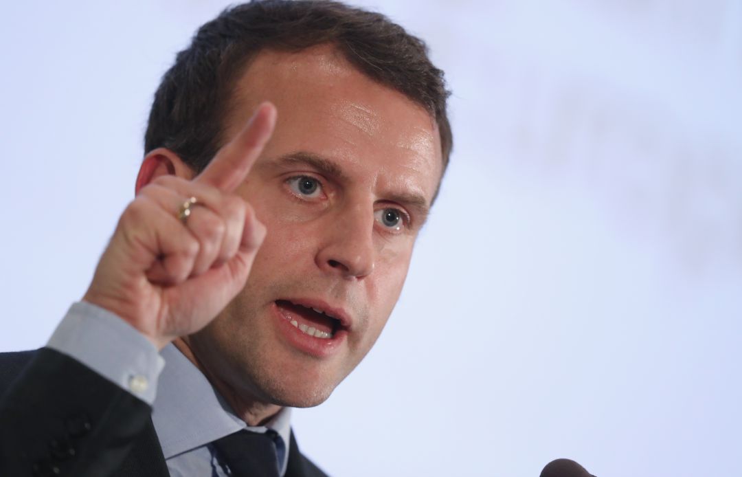 Emmanuel Macron anuncia la obligación de vacunarse a todo el personal de salud y trabajadores en contacto con pacientes vulnerables. Emmanuel Macron anuncia la obligación de vacunarse a todo el personal de salud y trabajadores en contacto con pacientes vulnerables.