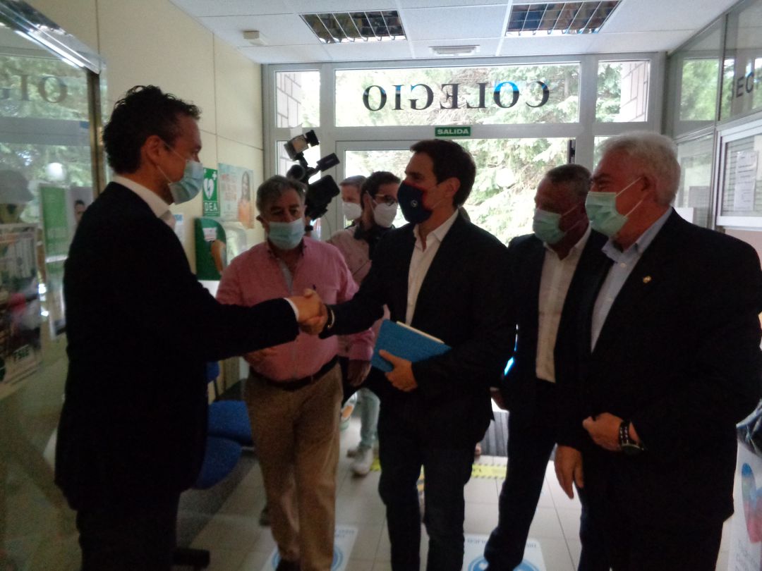 Enrique García, director San Gabriel Ciudad de la Educación, saluda a Albert Rivera a la llegada al colegio Enrique García, director San Gabriel Ciudad de la Educación, saluda a Albert Rivera a la llegada al colegio