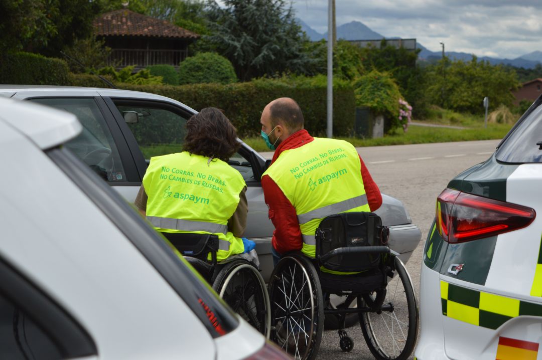 Los voluntarios de ASPAYM informan a los conductores en uno de los controles montados por la Guardia Civil en Asturias Los voluntarios de ASPAYM informan a los conductores en uno de los controles montados por la Guardia Civil en Asturias