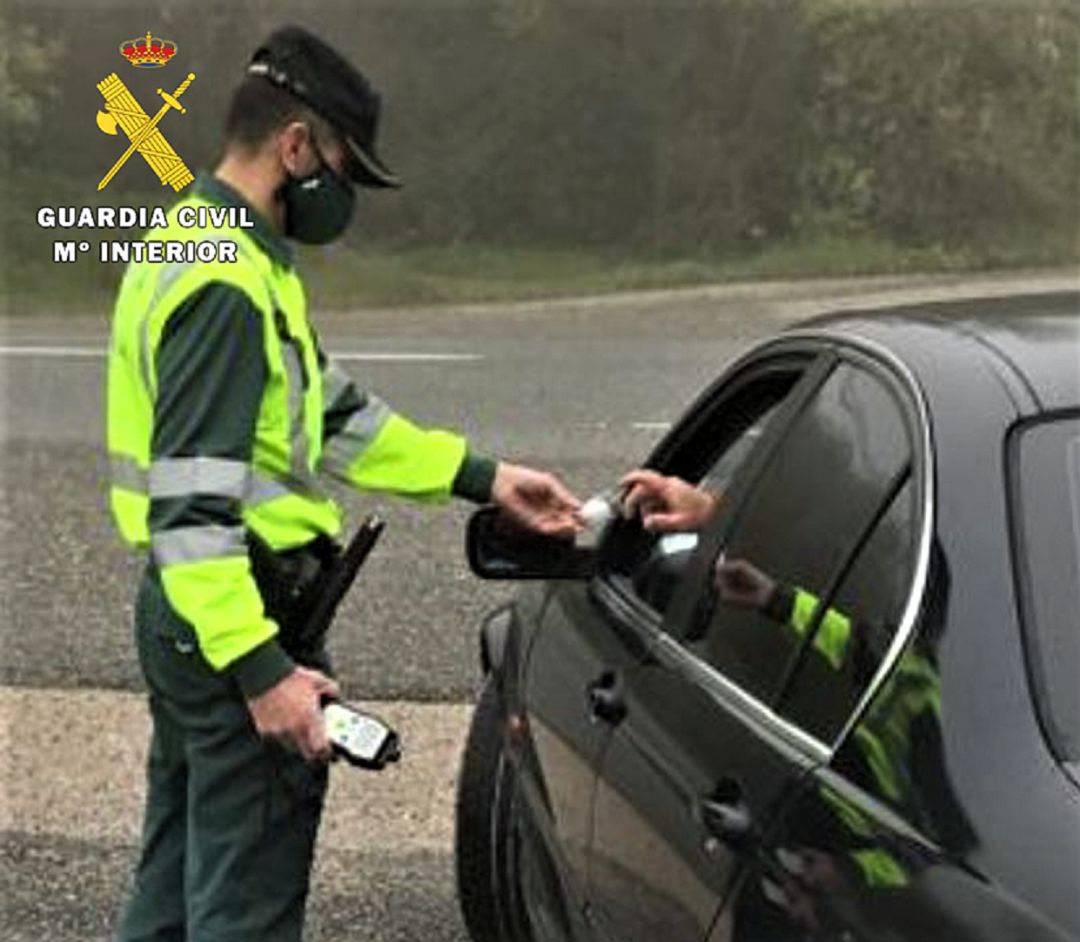 Los agentes han realizado 910 controles de alcoholemia y 30 de otras drogas Los agentes han realizado 910 controles de alcoholemia y 30 de otras drogas