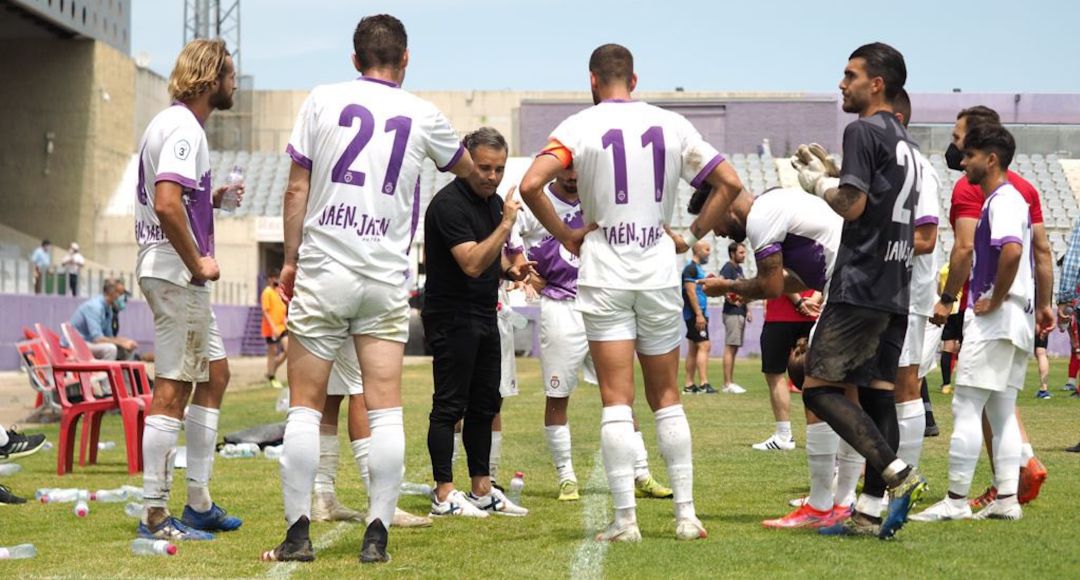 El entrenador del Real Jaén, Juan Arsenal, da instrucciones a sus jugadores durante un partido de la anterior temporada. El entrenador del Real Jaén, Juan Arsenal, da instrucciones a sus jugadores durante un partido de la anterior temporada.