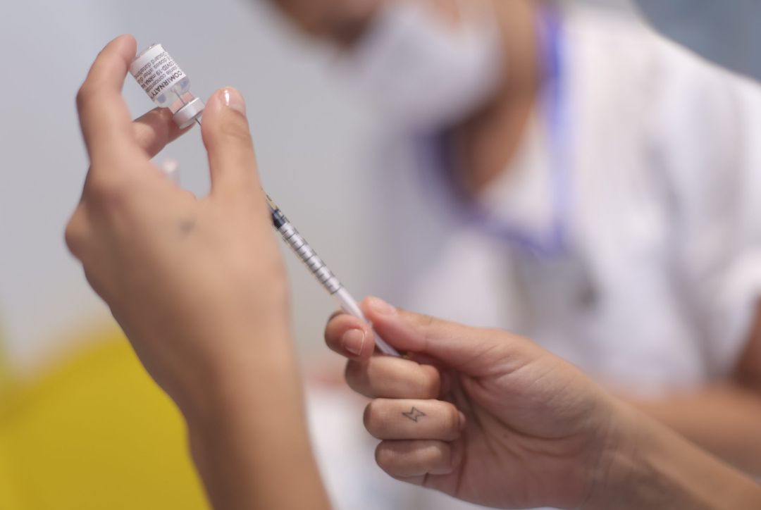 Una sanitaria recarga una dosis de la vacuna contra el covid-19 Una sanitaria recarga una dosis de la vacuna contra el covid-19